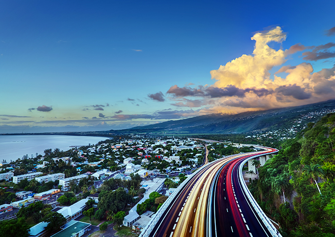 Vue de La Réunion le soir avec une ville, la forêt et une autoroute