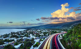 Vue d'une ville le soir à La Réunion