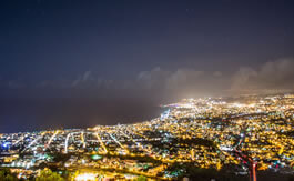 Vue d'une ville la nuit à La Réunion